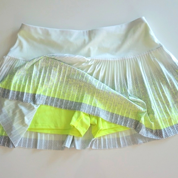 Lucky in Love L skort kwiss series White please with neon green shorts - Picture 2 of 6